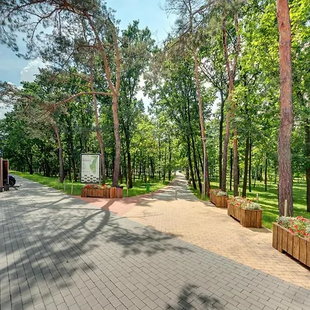 Voskresenska 18 , парковые озера Апартаменти Київ