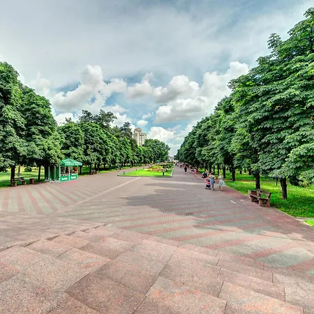 Voskresenska 18 , парковые озера