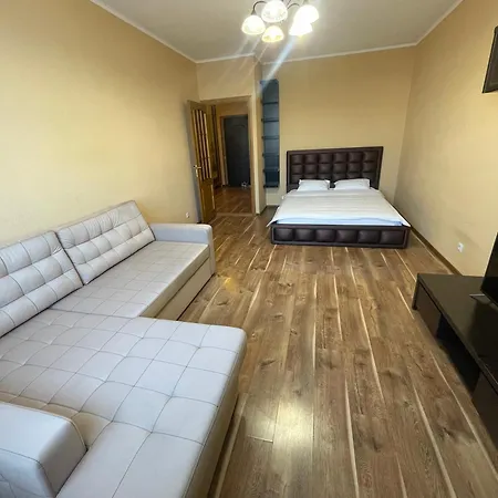Апартаменти Voskresenska 18 , парковые озера *